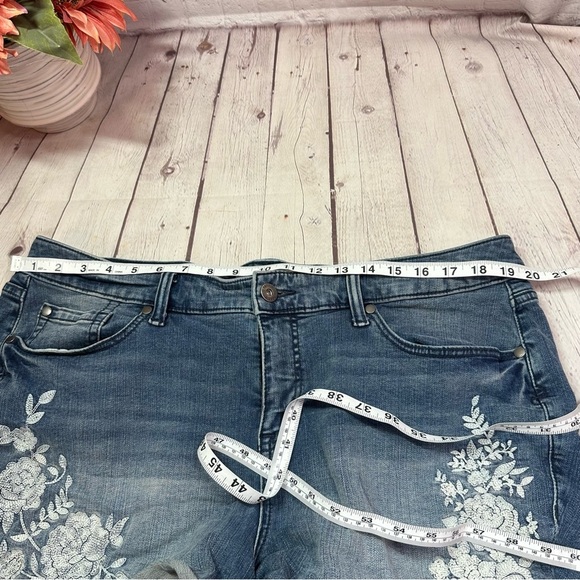 Torrid denim Jean Shorts Floral Embroidery sz 20 boho western festival - Picture 4 of 8